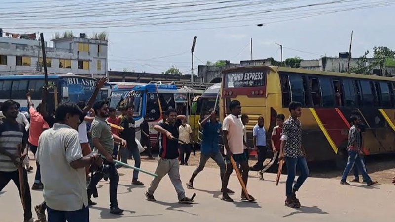 ফরিদপুরে দফায় দফায় সংঘর্ষে অচল বাস চলাচল, আহত অন্তত ১০